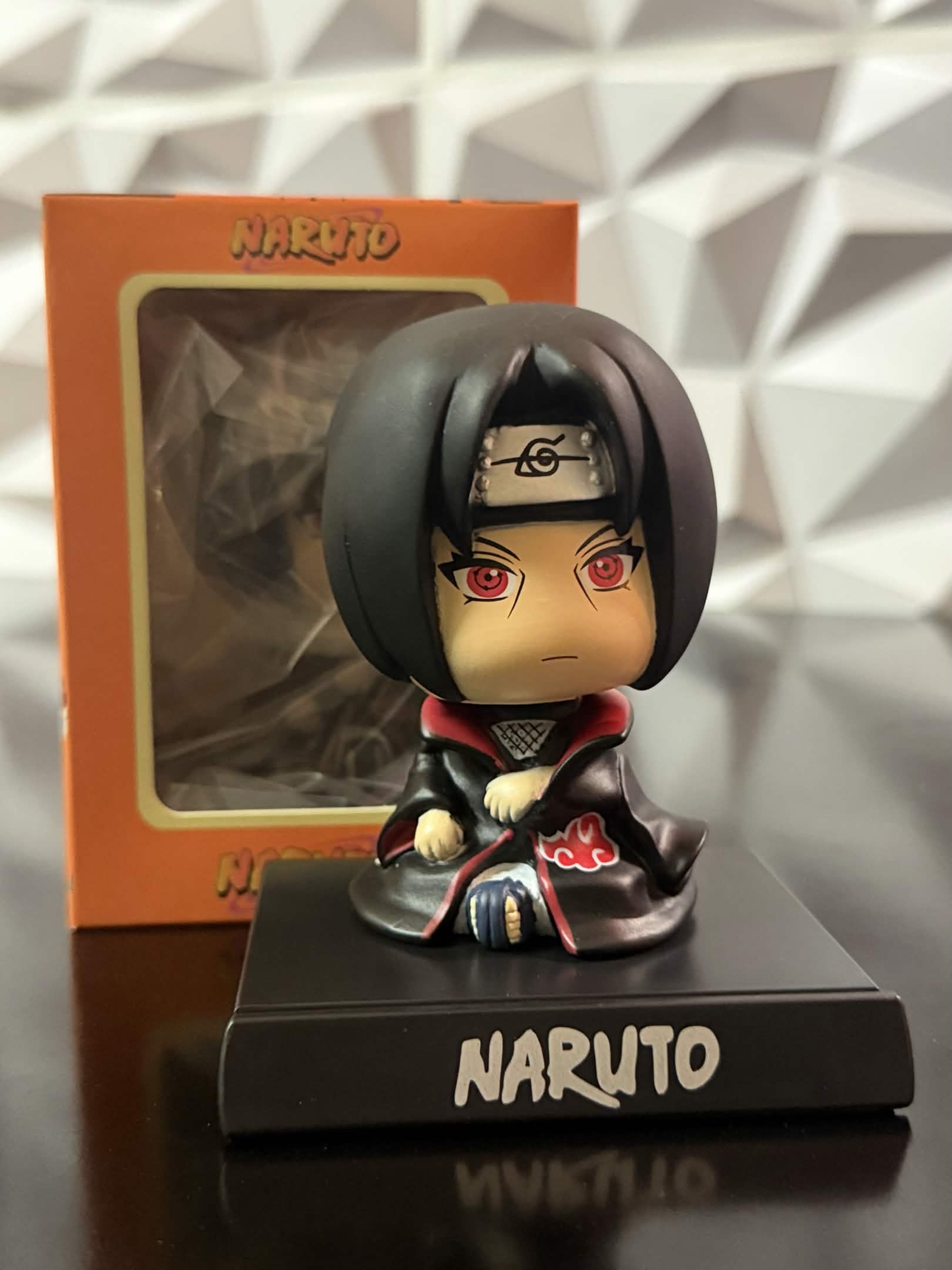 Figures Stand Phone - Itachi